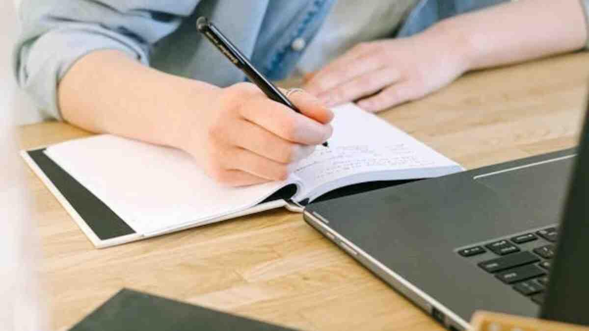 student doing Oxbridge Academy Courses Without Matric