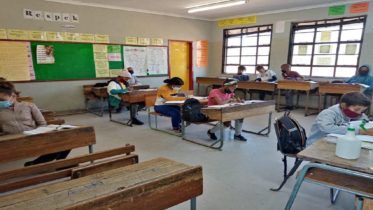Primary school classroom with pupils 